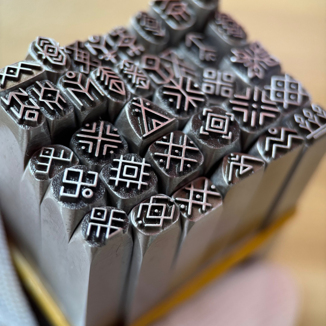 NO.1-NO.18 Vintage Symbol Logo - Leatherwork Patterns 评论和价格